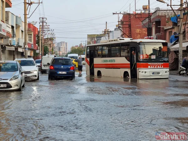 Adana'da su borusu patladı! Asfalt çöktü sokaklar göle döndü - 13
