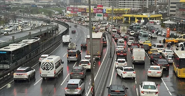 İstanbul’da sulu kar trafiği vurdu: Akşam saatlerinde yoğunluk %90'a çıktı