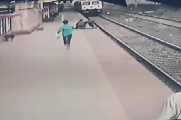 Tren istasyonunda zamanla yarış! İstasyon çalışanı raylara düşen çocuğu ezilmekten son anda kurtardı