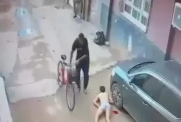 İç çamaşırıyla kaçtı, bıçaklanarak öldü