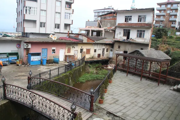 her-yil-birden-fazla-kisi-hayatini-kaybediyor-rizede-dere-yatagindaki-binalar-yikiliyor-1641801269309.jpg Her yıl birden fazla kişi hayatını kaybediyor! Rize'de dere yatağındaki binalar yıkılıyor-7