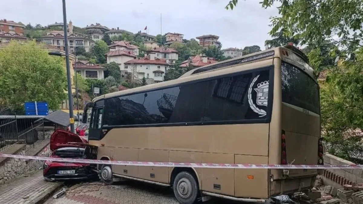 Üsküdar'da midibüs kazası! Öğrencileri taşıyan servis 3 araca birden çarptı! İşte feci kazanın görüntüleri...