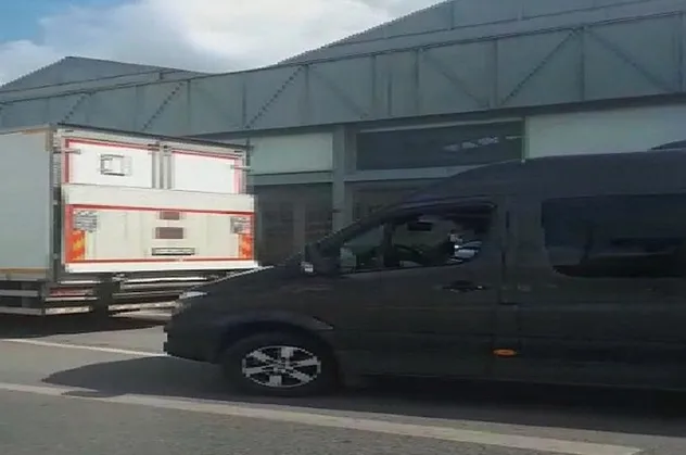 Beyoğlu'nda servis şoföründen sokakta yürüyen kadına sözlü taciz! Taciz anı saniye saniye kamerada