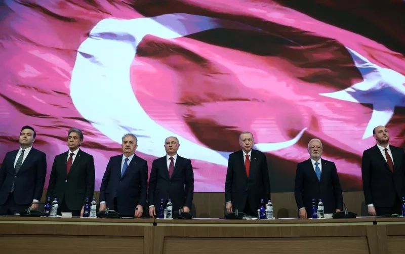 baskan-erdogandan-yeni-anayasa-mesaji-10-hukukcu-arkadasimi-gorevlendirdim-1748353409570.jpeg Başkan Recep Tayyip Erdoğan, AK Parti Genişletilmiş İl Başkanları Toplantısı'nda konuştu (AA)