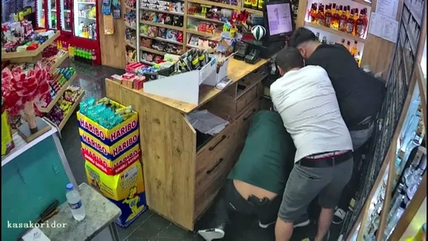 daha-oncede-birini-vurmuslar-esenyurtta-2-kisinin-oldugu-tekel-bayisine-ait-yeni-goruntuler-ortaya-cikti-1690911548971.jpeg Esenyurt'ta 2 kişinin öldüğü tekel bayisine ait yeni görüntüler ortaya çıktı! Baba Cantürk Erzen hakkında şok iddia-2