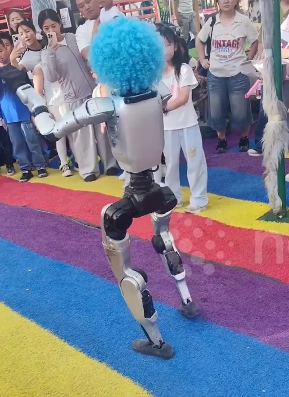 mavi-peruklu-bir-robot-kucuk-cocuga-doner-tekme-atti-1780597490533.png Mavi peruklu bir robot küçük çocuğa döner tekme attı-5