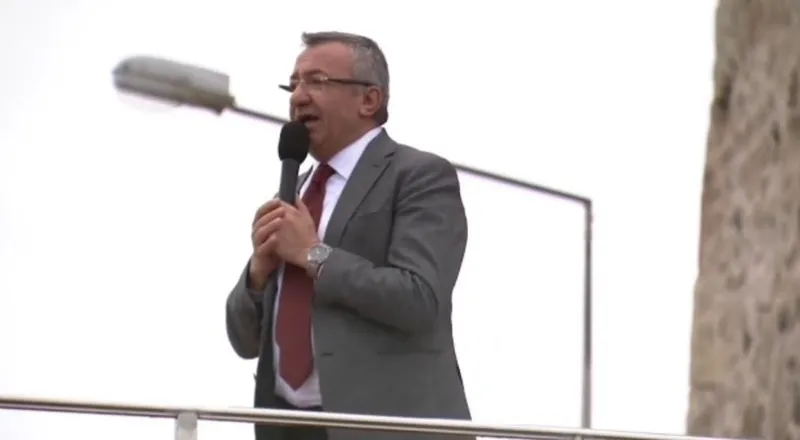 chpde-yeni-gel-bakalim-muharrrem-vakasi-engin-altay-chp-genel-baskani-ozgur-ozeli-ciragim-diyerek-kursuye-cagi-1711036855923.jpeg CHP'de yeni 'Gel bakalım Muharrrem' vakası! Engin Altay CHP Genel Başkanı Özgür Özel'i 'Çırağım' diyerek kürsüye çağırdı-4