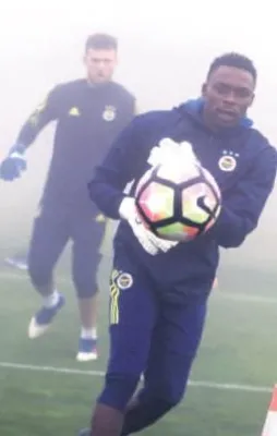 Carlos Kameni resmi imzayı attı