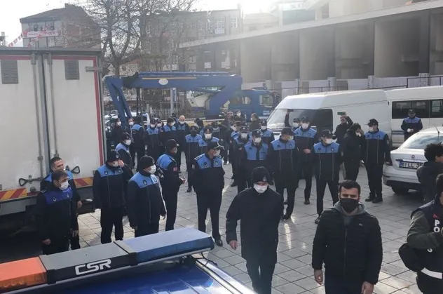 CHP'li İBB'ye bağlı zabıta ekipleri Esenler Belediyesinin stantlarını kaldırmak isteyince tartışma çıktı!
