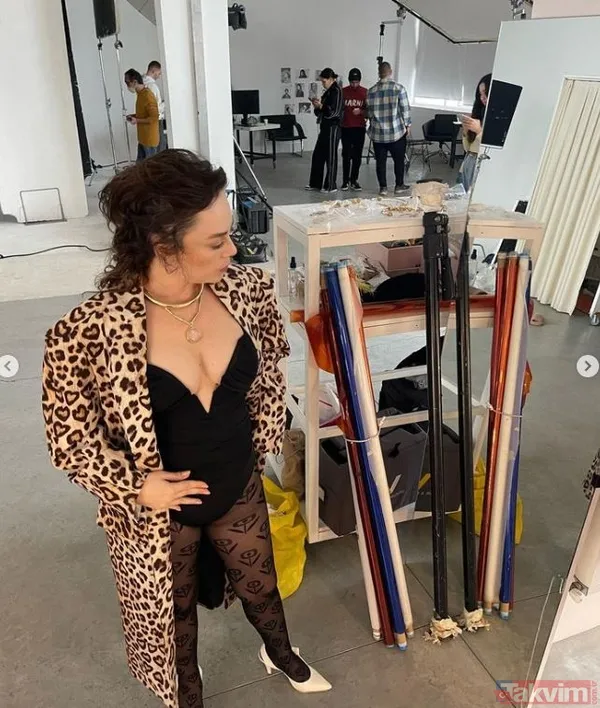 42’lik Demet Evgar’dan karnı burnunda poz! Siyah mayosuyla kamera karşısına geçti! Kamera arkası sosyal medyayı salladı... - 7