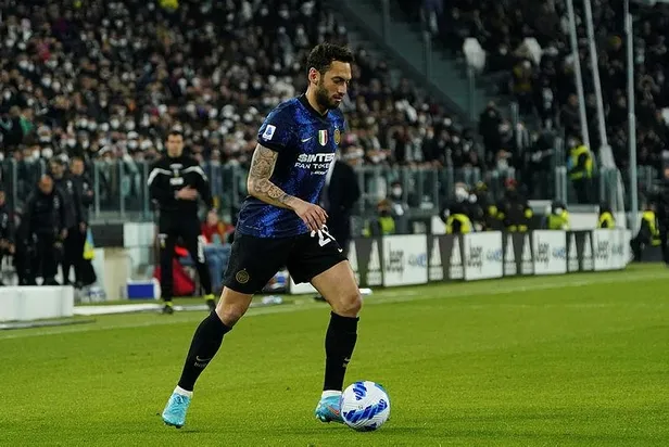 İnter'de forma giyen milli futbolcu Hakan Çalhanoğlu attığı golle Juventus'un 16 maçlık serisine son verdi!-5