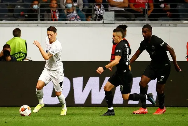 eintracht-frankfurt-fenerbahce-macinda-skandal-alman-taraftarlar-mesut-ozile-yabanci-madde-firlatti-1631824206819.jpeg