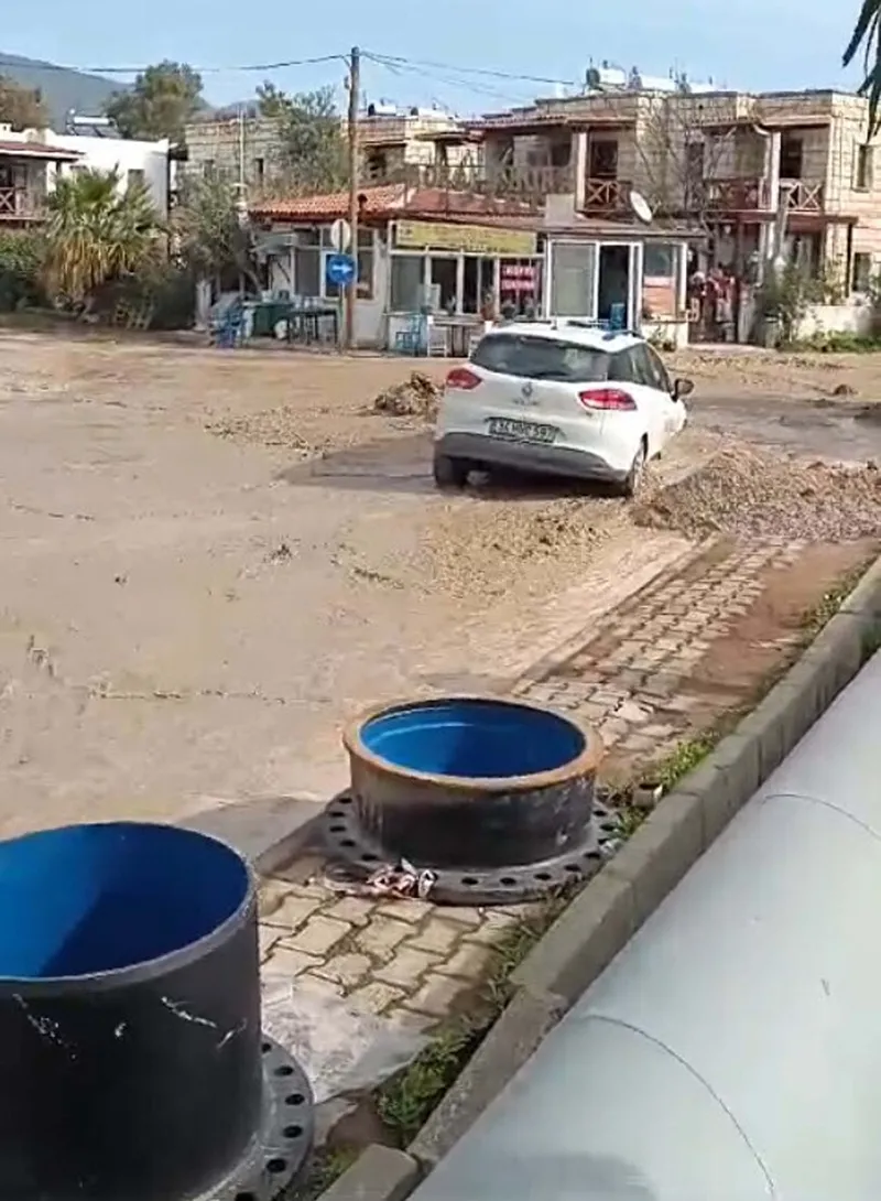 CHP’li Bodrum Belediyesi’nde altyapı rezaleti! İlçe susuzluk çekerken isale borusu patladı oluşan çukura araç düştü-6