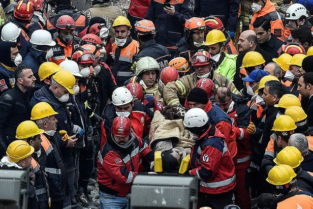 Son dakika: Kartal'da çöken bina enkazında bir kişi daha kurtarıldı-1