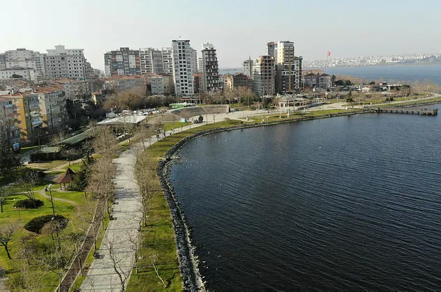 Küçükçekmece'de tedirgin eden görüntü! İzmir'den sonra bu kez İstanbul'da deniz suyu çekildi