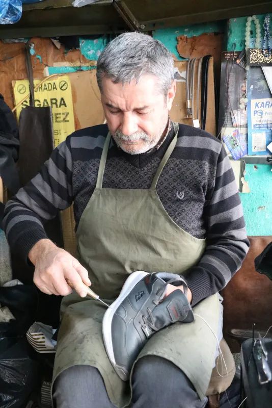 afyonkarahisarin-cay-ilcesinde-29-yildir-ayakkabi-tamiri-ve-kilif-imalati-yapan-husamettin-gungorun-15-metrekarelik-dukkanina-devlet-bile-sasirdi-1607672361460.jpg Afyonkarahisar'ın Çay ilçesinde 29 yıldır ayakkabı tamiri ve kılıf imalatı yapan Hüsamettin Güngör'ün 1,5 metrekarelik dükkanına devlet bile şaşırdı-6