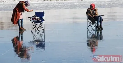 -25 dereceye aldırmadı buz tutan göle girdi