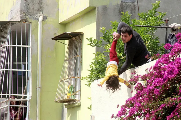 "Kanı akarsa büyü bozulacak" diyerek kızını damdan atmaya çalışmıştı! Tutuklandı