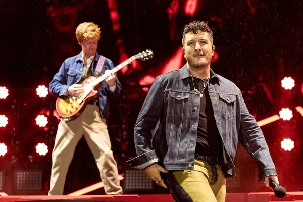 Şoke eden görüntü! Dünya koronavirüsle savaşırken o ülkede 50 bin kişilik konser!-7