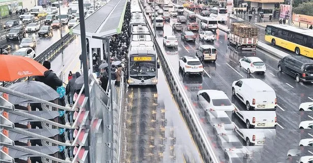 İstanbul'a kar hakim oldu! Okullar bugün de tatil edildi: Trafikte kalanlar sitem etti
