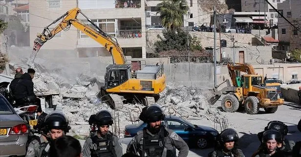 İsrail, işgal altındaki Kudüs’te Muhammed Ebu Turki ile oğluna evlerini yıktırdı