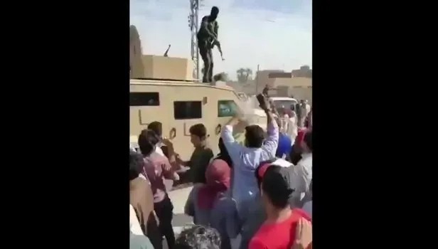 İslam'a saldıran Fransa ve Macron'u protesto eden Deyrizor halkına PKK/PYD'li teröristler ateş açtı