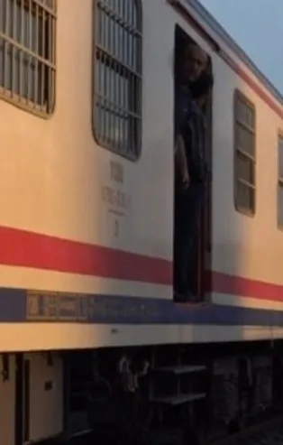 Kent Konseyi Başkanı Yesari Sezgin'in aracına tren çarptı