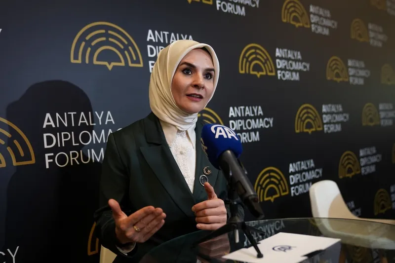 dijital-oyunlara-ve-15-yas-altina-sosyal-medya-duzenlemesi-geliyor-1776522723325.jpeg Dijital oyunlara ve 15 yaş altına sosyal medya düzenlemesi geliyor: Bakan Mahinur Özdemir Göktaş açıkladı-4