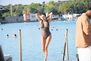 Manken Duygu Çakmak soluğu Çeşme'de aldı