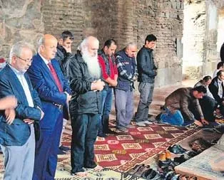 ’Namaz’ kıldı
