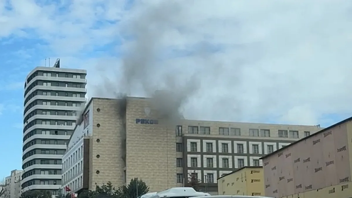 Merter Polisevi'nin çatısında çıkan yangının nedeni araştırılıyor: İstanbul İl Emniyet Müdürü Selami Yıldız olay yerinde