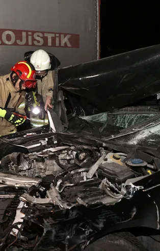 Bariyerlere giren lüks araç paramparça oldu!