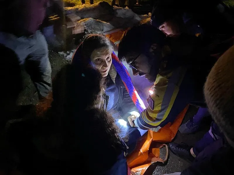 Sinop'ta 3 ev heyelan altında kaldı! Enkazdan 4 kişi çıkarıldı (AA)