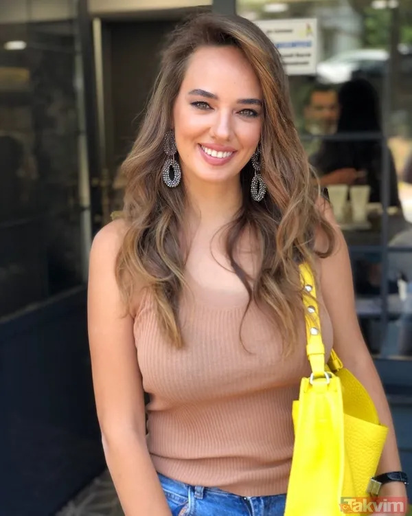 Seda Bakan derin yırtmacı ve dekoltesiyle sosyal medyayı salladı! Çiçekli elbisesiyle poz verdi herkes onu konuştu - 1