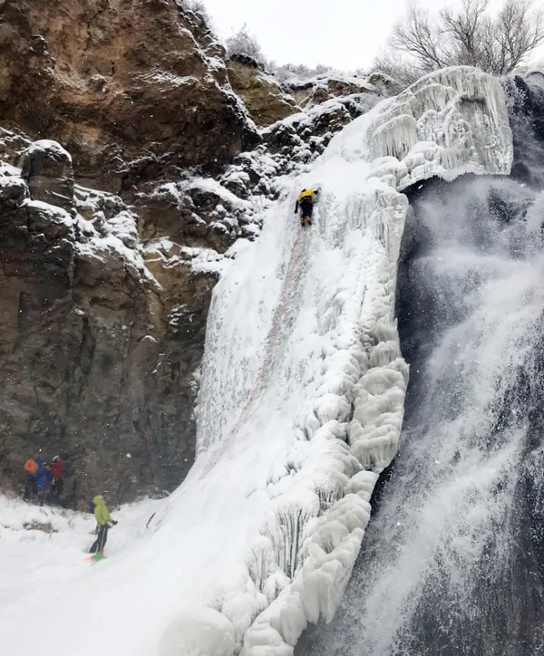 dagcilar-karsta-yuzeyi-buz-tutan-susuz-selalesine-tirmandilar-1643960942913.jpg Dağcılar Kars'ta yüzeyi buz tutan Susuz Şelalesi'ne tırmandılar-3