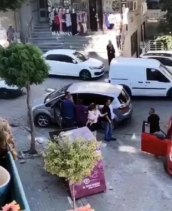 İstanbul Avcılar'da yol verme tartışması kavgaya dönüştü: "Yapma ne olursun, kucağımda çocuğum var"-1