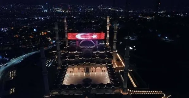 İstanbul Çamlıca Camisi’nin Ramazan mahyası havadan görüntülendi