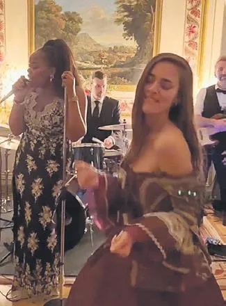 Bensu Soral ile Hakan Baş Paris'te yeniden dedi! Mutluluk pozları verdiler-4