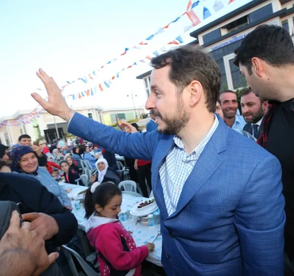 Bakan Albayrak Sancaktepe'de ilk kez oy kullanacak gençlerle bir araya geldi-4