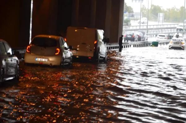 Altgeçitte mahsur kalan araçları zıpkıncılar kurtardı-5