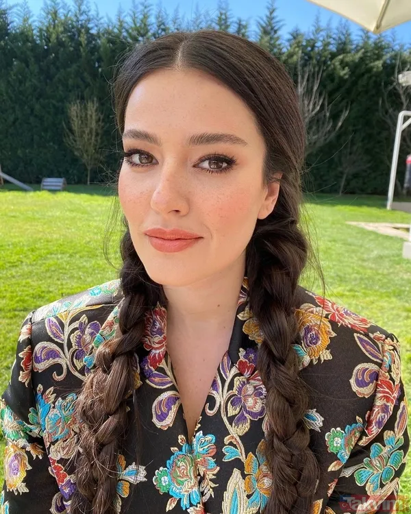 EDHO’nun Bahar’ı Pelin Akil ikiz kızlarıyla bir örnek giyindi! Pembe mayosuyla plaj pozlarını paylaştı gören dönüp bir daha baktı - 14