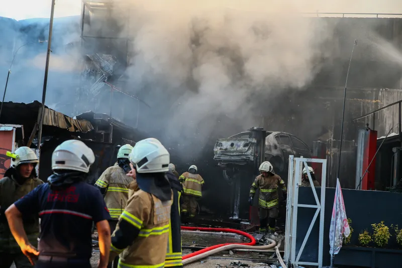 İzmir Çiğli'de korkutan yangın! Madeni yağ deposu alev alev yandı - 9
