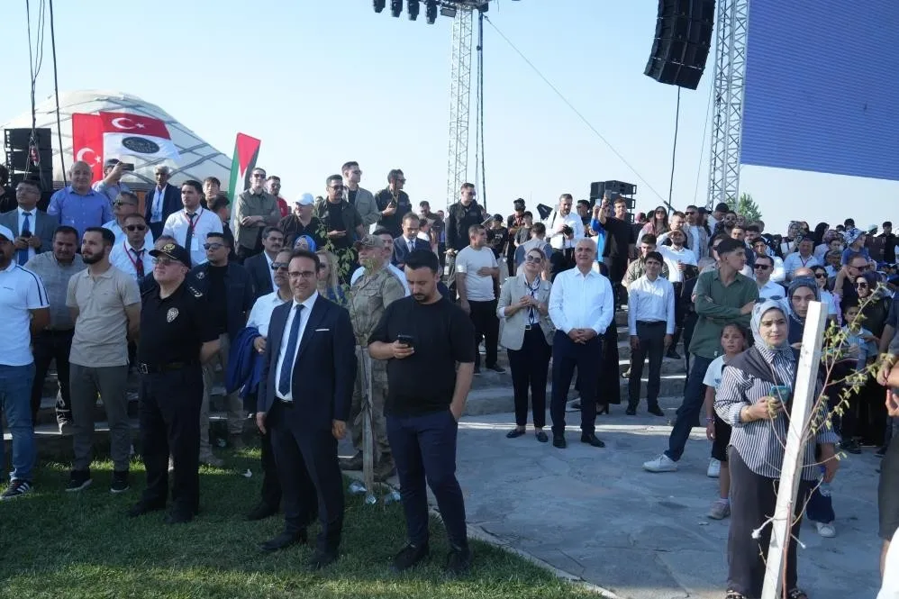 1787592676522.jpeg Malazgirt Zaferi’nin 955. yılı etkinliklerinde SOLOTÜRK gösterisi-5