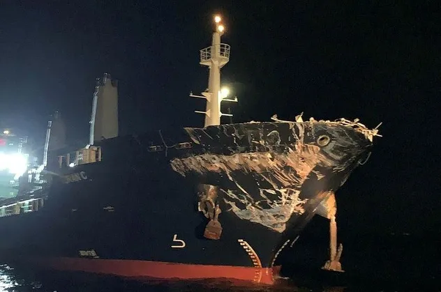 İstanbul'da denizde kaza! Ahırkapı açıklarında gemiler çarpıştı! Kaza anı kamerada