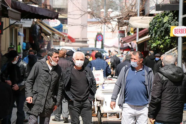 Sağlık Bakanlığı'nın koronavirüs risk haritasında rekor kıran Samsun'da cadde ve sokaklar yine doldu!-6