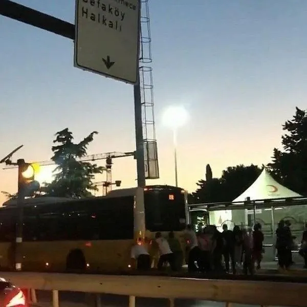Bu kaçıncı arıza? Metrobüs yolunda tehlikeli yürüyüş-6