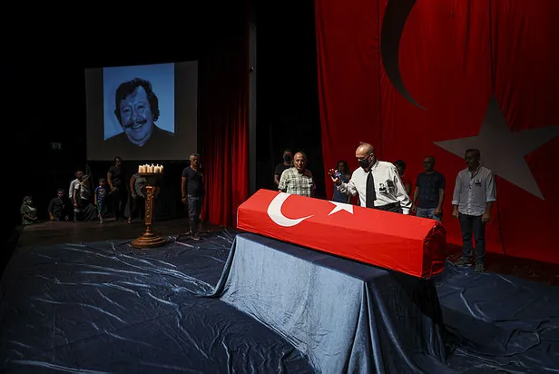 SON DAKİKA: Türk tiyatrosunun son temsilcilerinden Rauf Altıntak'a veda... Türk bayrağına sarılı tabutu alkışlarla uğurlandı-4