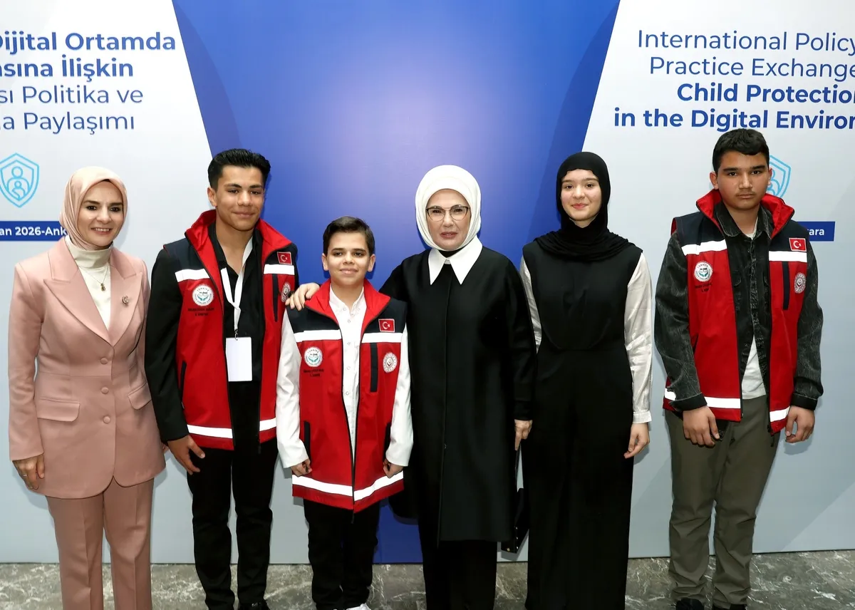 emine-erdogandan-teknoloji-devlerine-hesap-verebilirlik-cagrisi-1776787559721.jpeg Emine Erdoğan’dan teknoloji devlerine hesap verebilirlik çağrısı-6