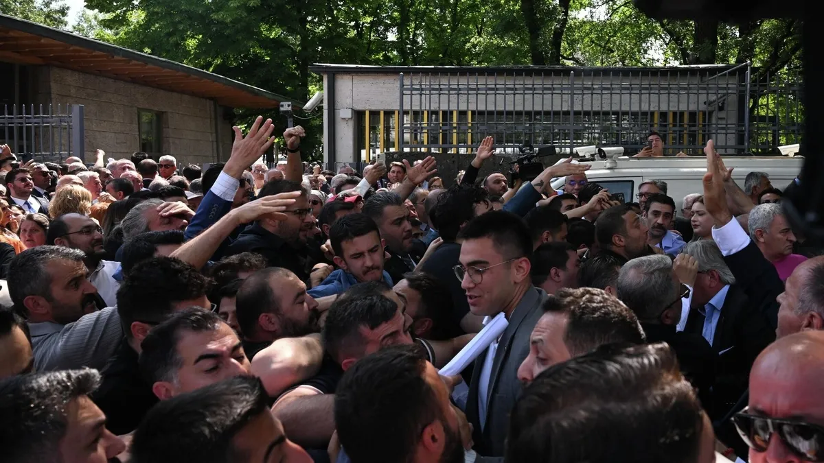 takvim-gunler-once-yazmisti-kilicdaroglundan-beklenen-hamle-geldi-ozgur-ozelin-yerine-faik-oztrak-1782626480988.jpeg CHP'de "grup" muamması! "Özgür Özel'in yerine Faik Öztrak" dendi ne çıktı? | Kopuş başlıyor-3