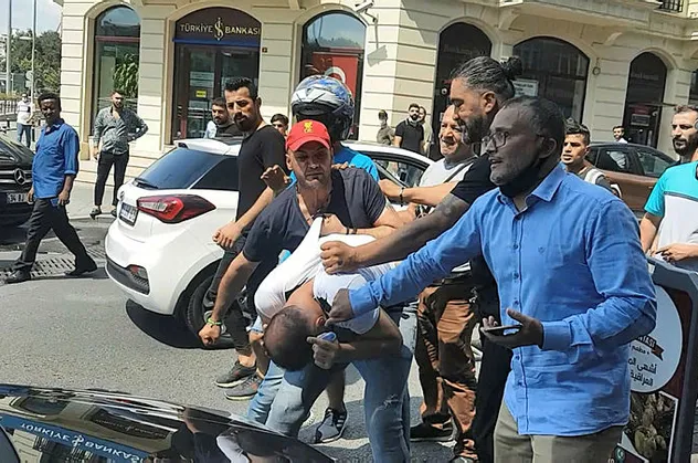 Arkadaşının eşini otele davet etti meydan dayağı yedi